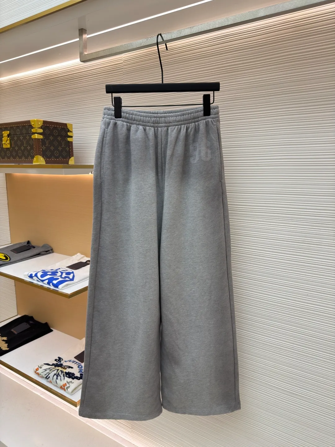 Acne Studios printed logo sweatpants ●Item number: 1682181-A90 ●Material: Floral soft velvet nylon fabric ●Technology: Imported machine foam printing production ●Color: Gray ●Version: Loose fit ●Weight: about 615 grams ●Size: It is embellished with the college-style seasonal logo pattern and outlines the personal logo with simple and tense lines. The hidden luxury beauty of the sweatpants is carved with Maliu craftsmanship. From rich to light, the color transition is natural and smooth, like the elegant style accumulated over time. The suit is present, interpreting the infinite possibilities of fashion from a unique perspective. Imported machine white foam printing uses imported professional printing equipment to apply a special white slurry to the surface of the textile in a specific pattern through precise mechanical control. The foaming agent is heated to decompose to generate gas. The slurry expands to form a three-dimensional white foam pattern. Gradient special slurry spraying process sprays dyes of different colors on the surface of the fabric to achieve rich color changes in the clothes under different lights, increasing the visual layering. The fabrics have been carefully washed, have a better hand feel and texture, are not easy to deform, are not easy to shrink, are not easy to fade, and maintain long-term beauty. The overall wiring is straight and delicate, the fabric is comfortable and soft, and the color is consistent without color difference. It can be matched with the same style to create a fashionable look and control various occasions. Customized accessories, complete with three standards, same style for men and women!